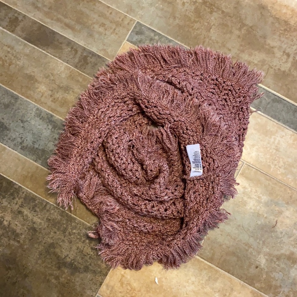neck wrap thing, like a scarf